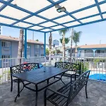 Hollywood City Inn